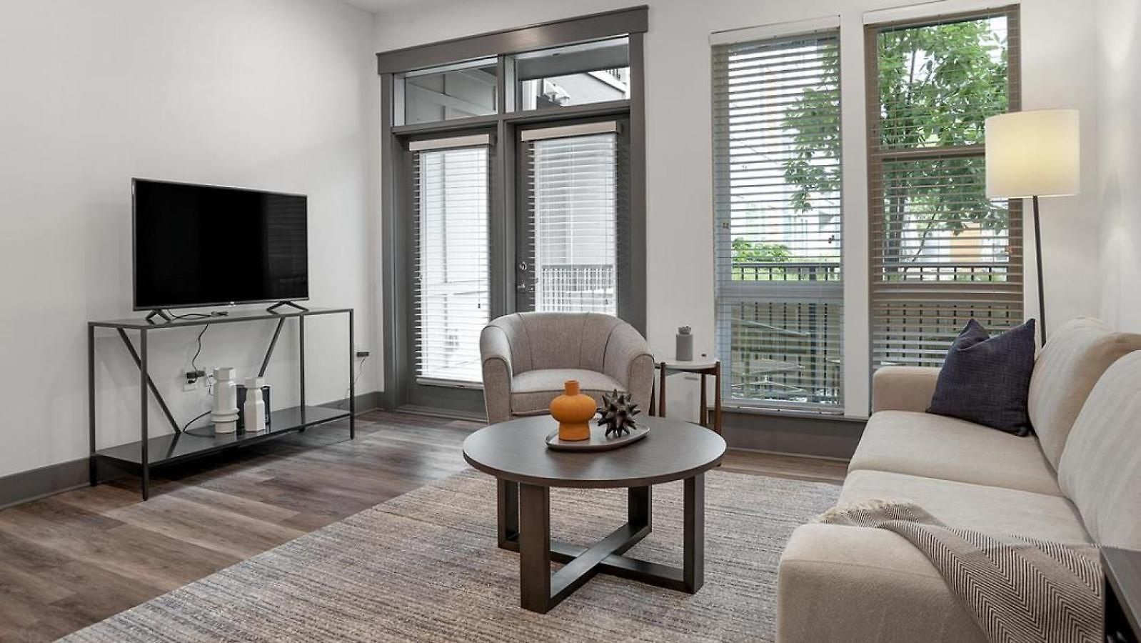 Apartment Landing Modern With Amazing Amenities *