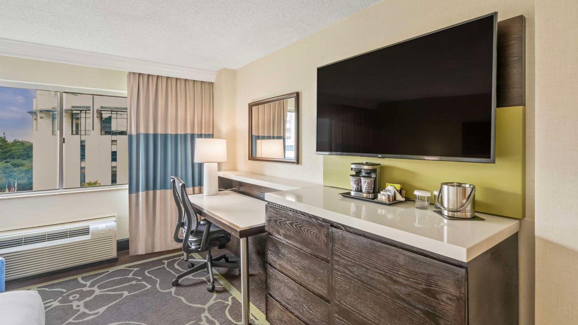 Doubletree By Hilton Uptown