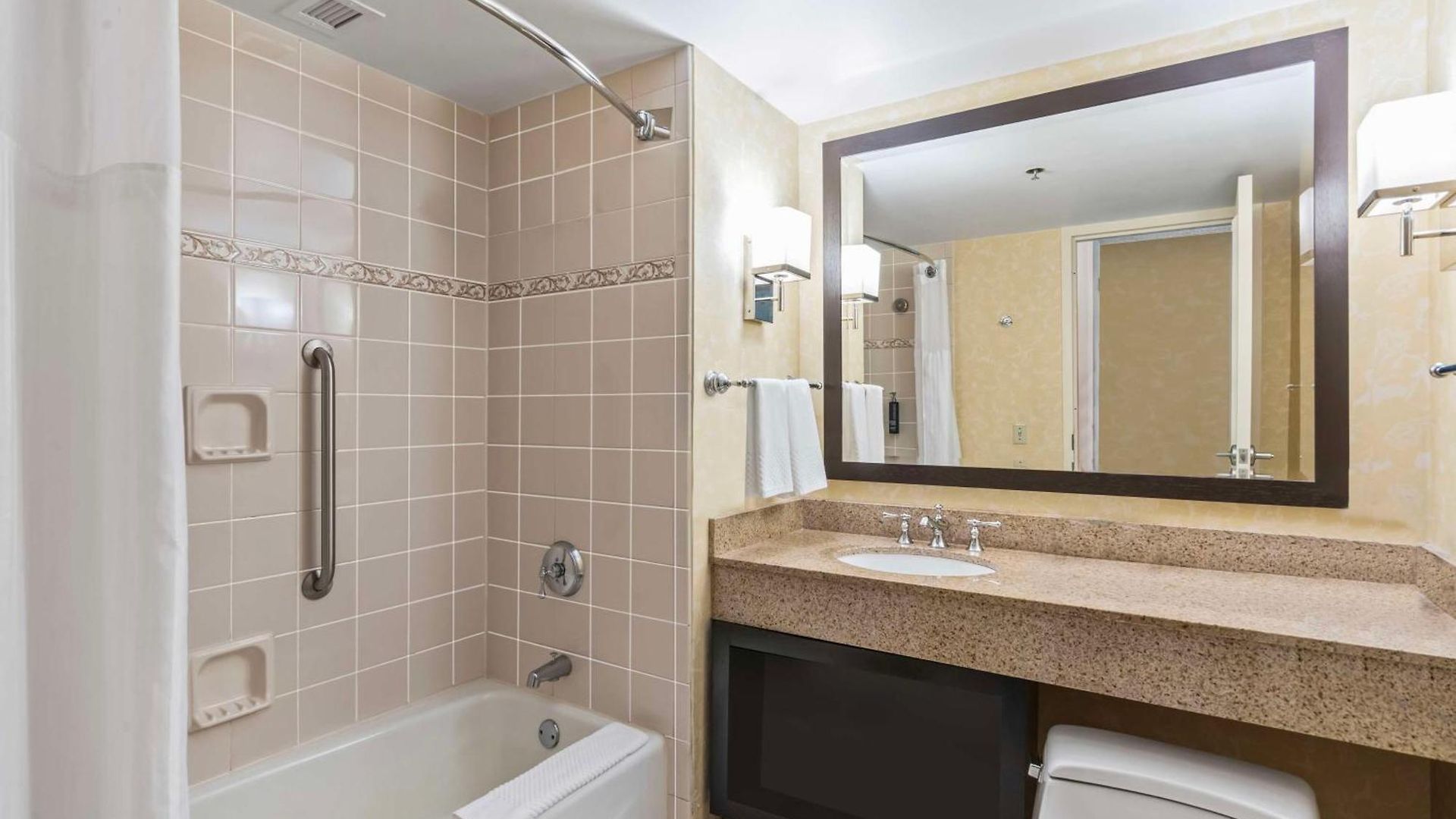 Doubletree By Hilton Uptown Hotel 3*
