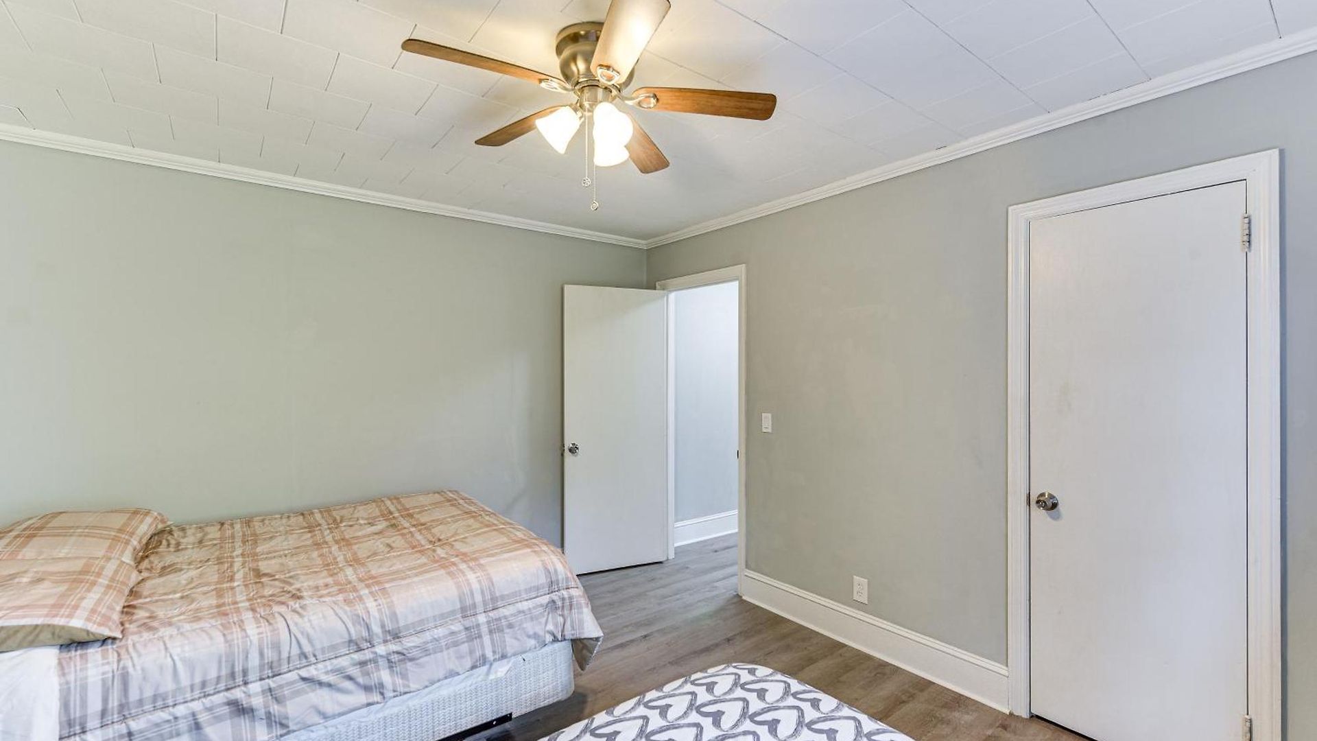 Cozy W/ Fire Pit ~ 6 Mi To Uptown! Holiday home