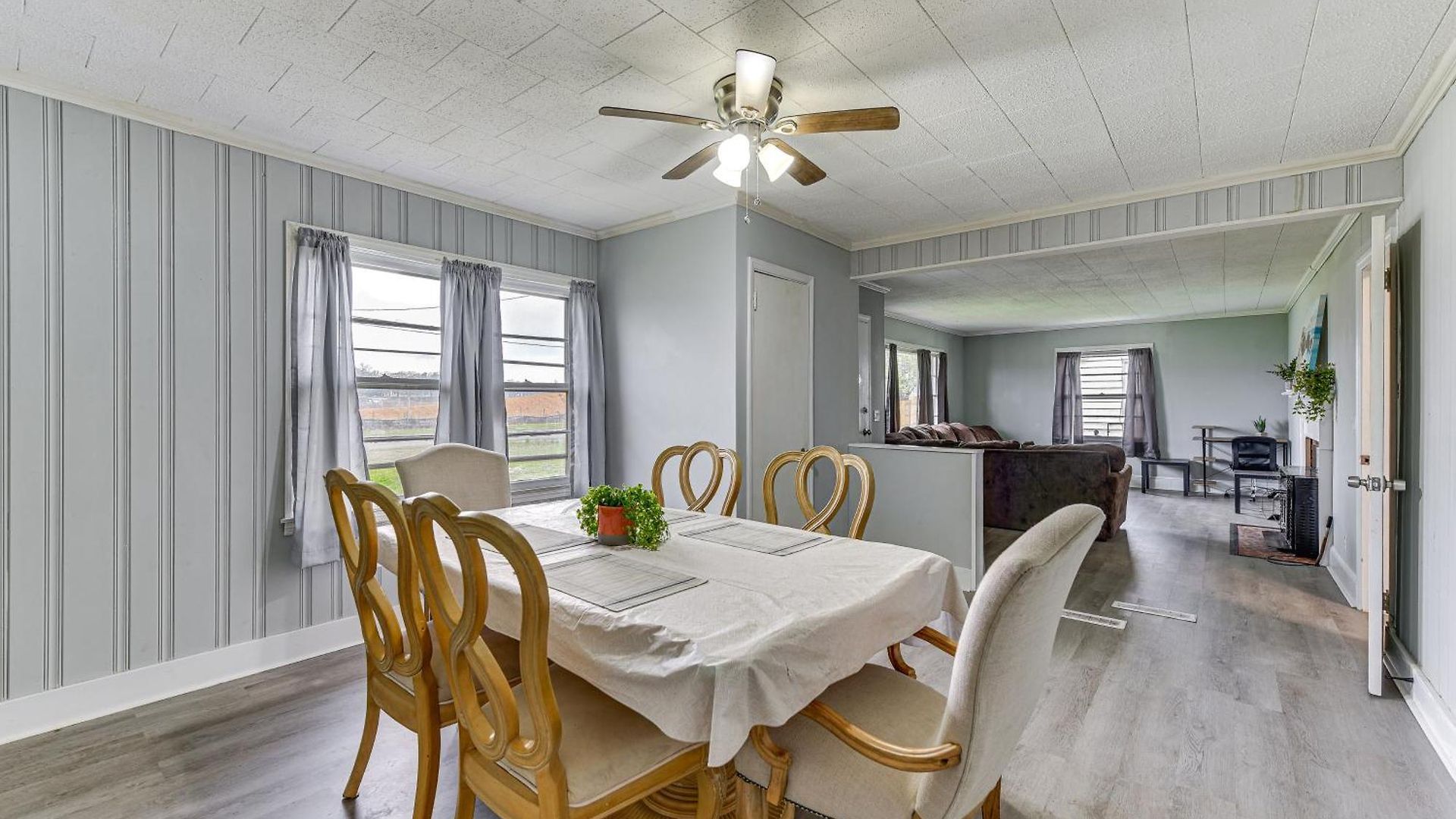 Cozy W/ Fire Pit ~ 6 Mi To Uptown! Holiday home *