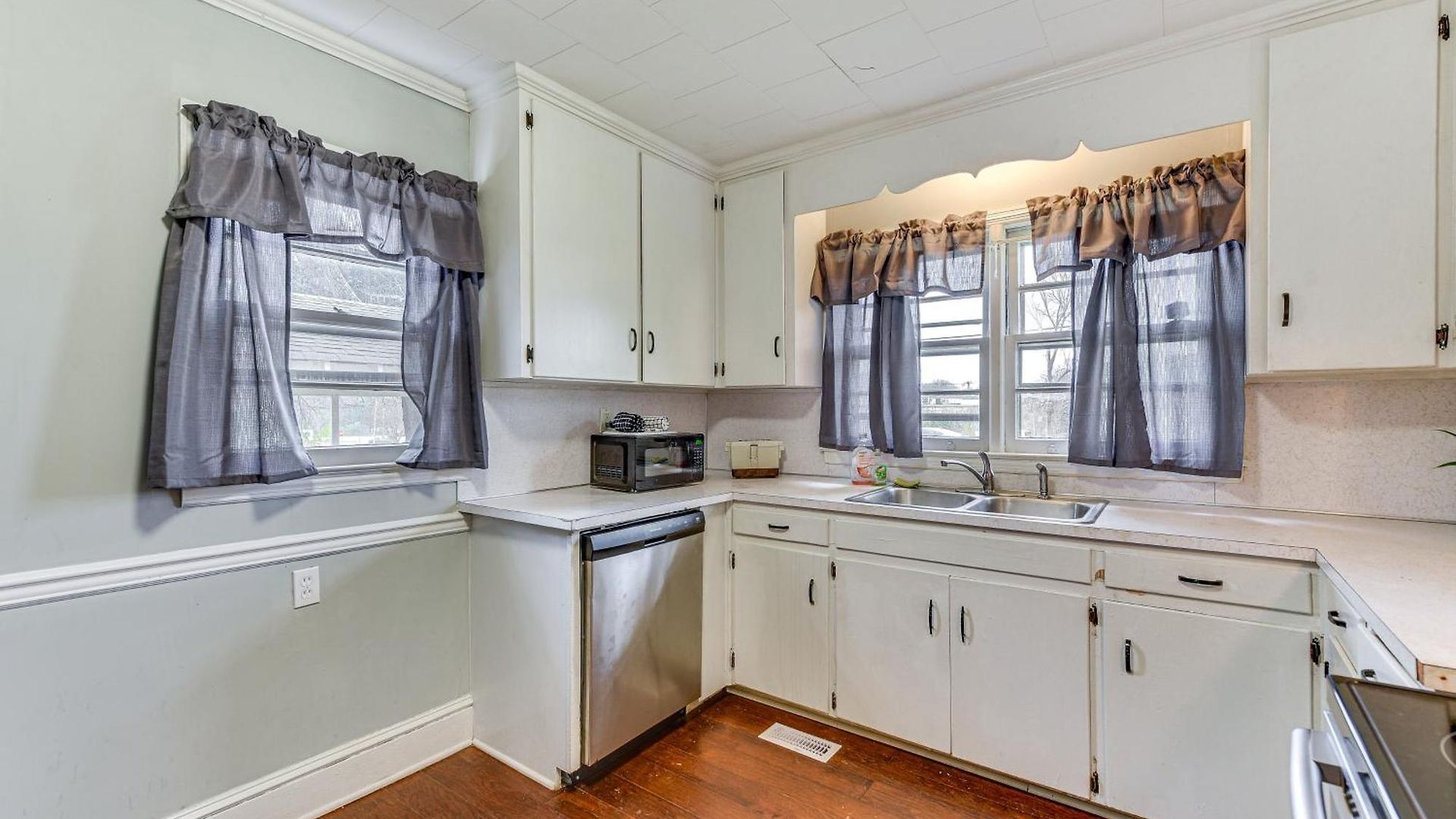 Cozy W/ Fire Pit ~ 6 Mi To Uptown! Holiday home