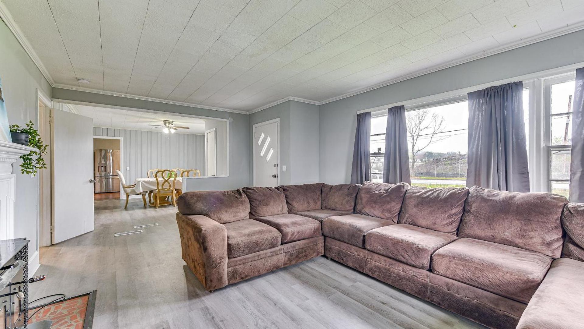 Cozy W/ Fire Pit ~ 6 Mi To Uptown! Holiday home