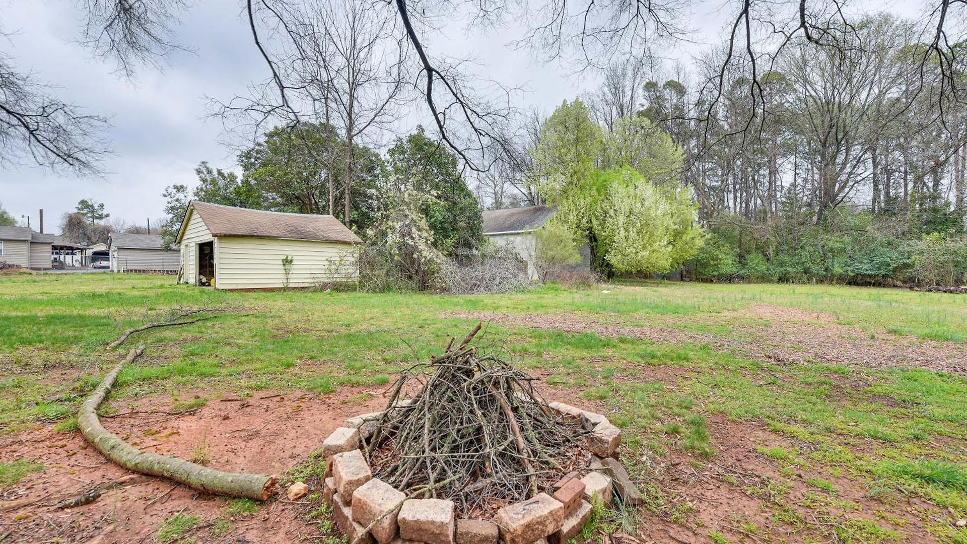 Cozy W/ Fire Pit ~ 6 Mi To Uptown! Holiday home