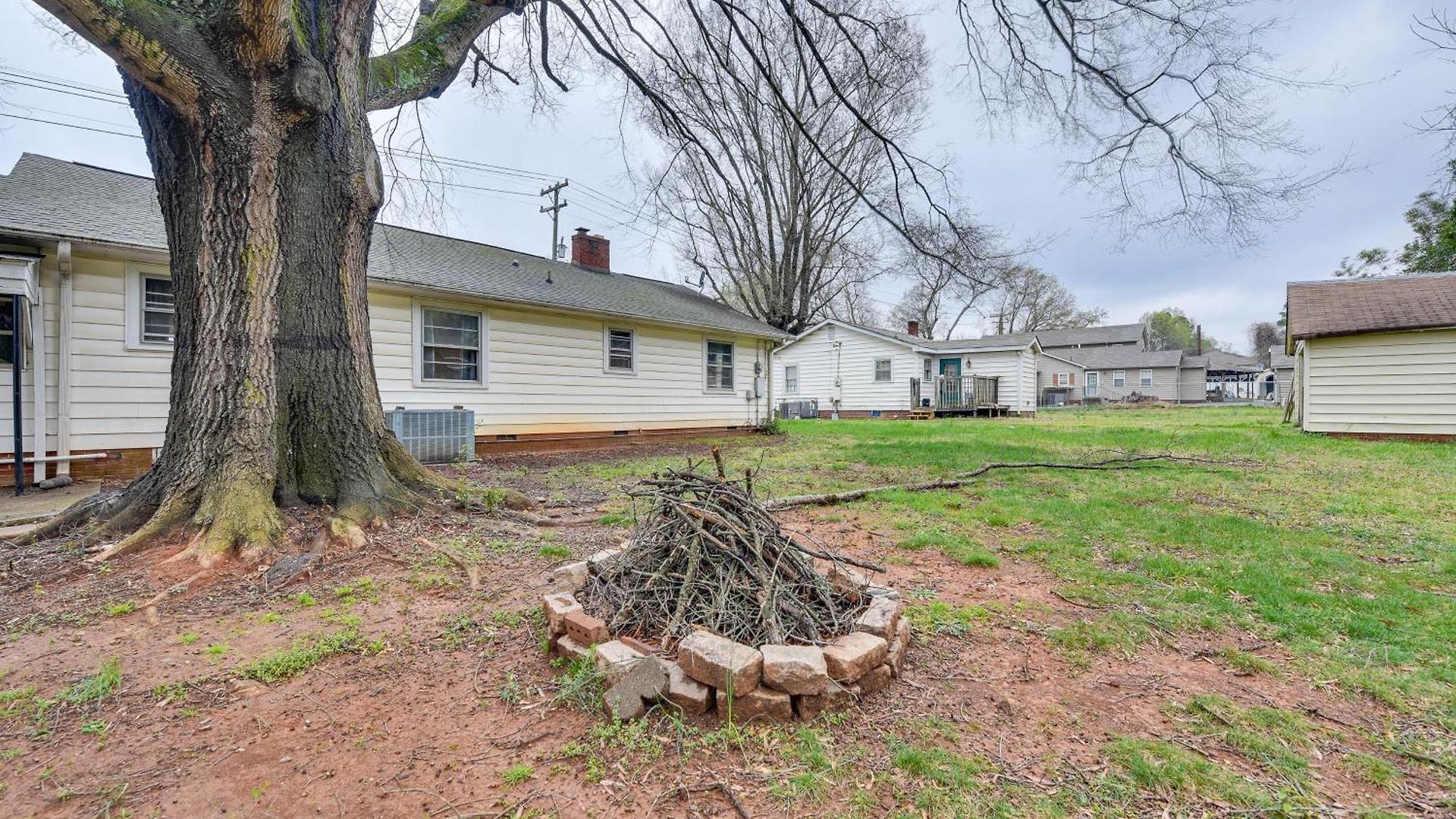 Cozy W/ Fire Pit ~ 6 Mi To Uptown! Charlotte