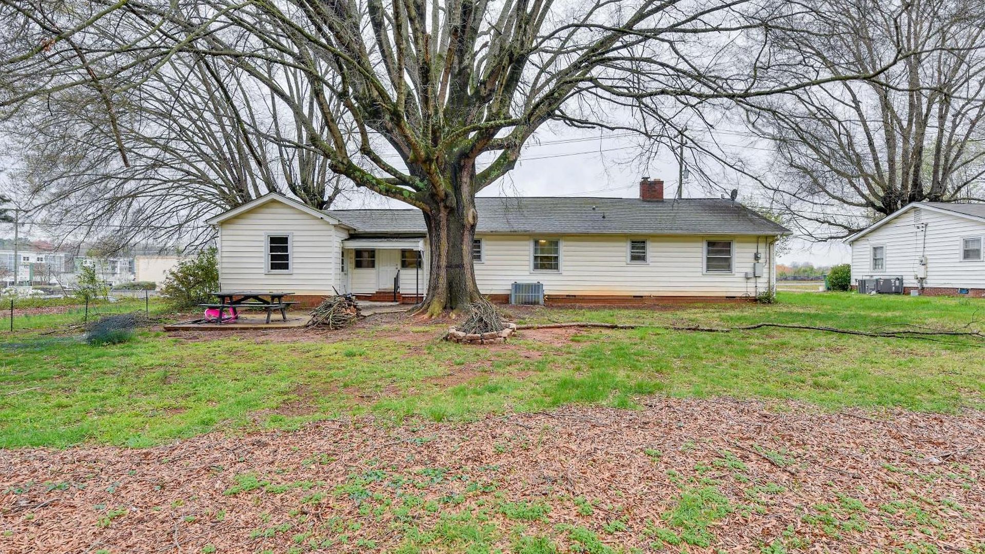 Holiday home Cozy W/ Fire Pit ~ 6 Mi To Uptown! Charlotte
