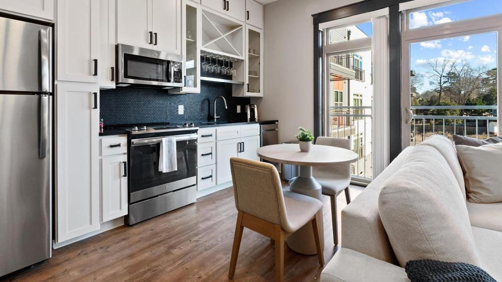 Apartment Landing Modern With Amazing Amenities