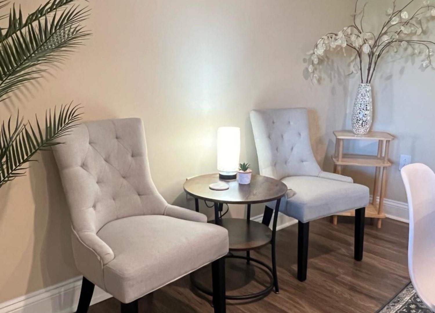 Spacious 2 Bed, 2 Bath Uptown Gem In The Heart Of The City-parking-wi-fi-balcony-walk To Boa Stadium *