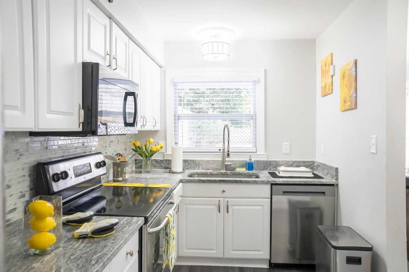 Cozy Home, 10 Minutes Away From Downtown