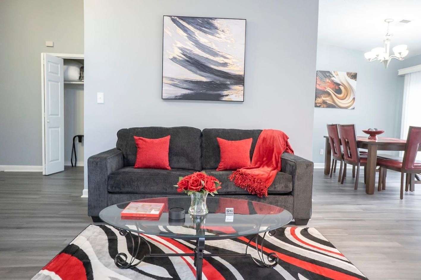 Cozy Home, 10 Minutes Away From Downtown Villa *