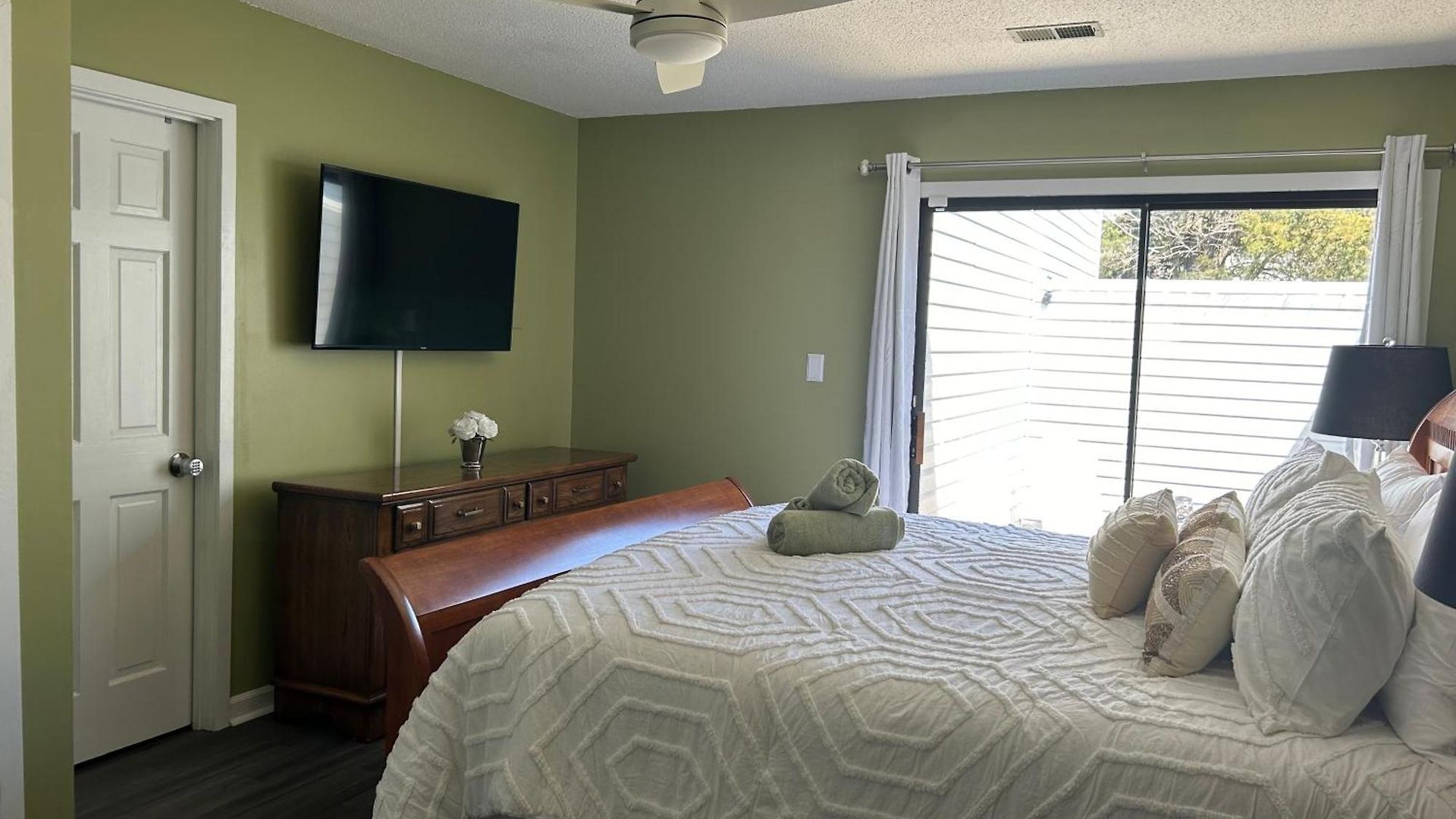 Cozy Home, 10 Minutes Away From Downtown