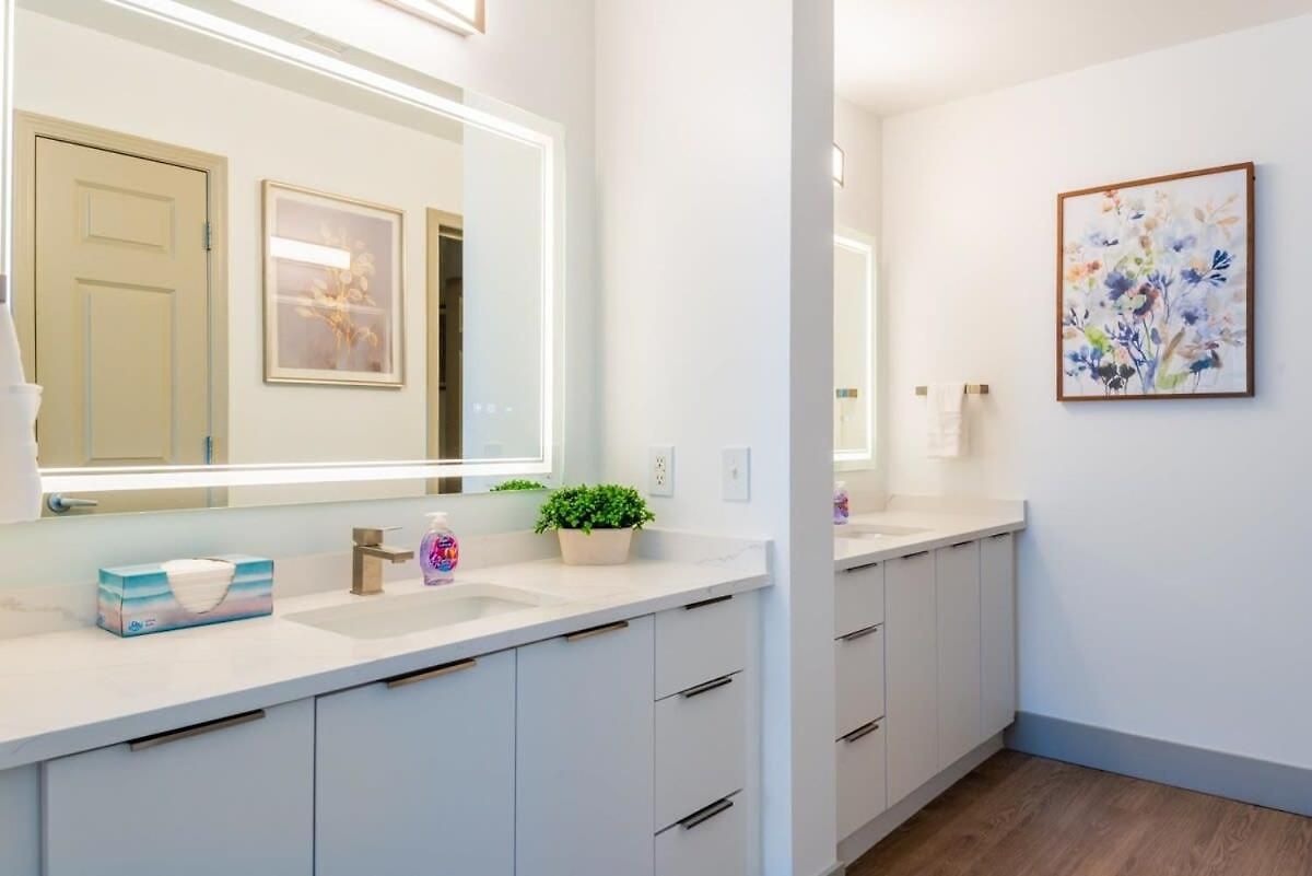3br Premium Downtown With Office & Gym Apartment *