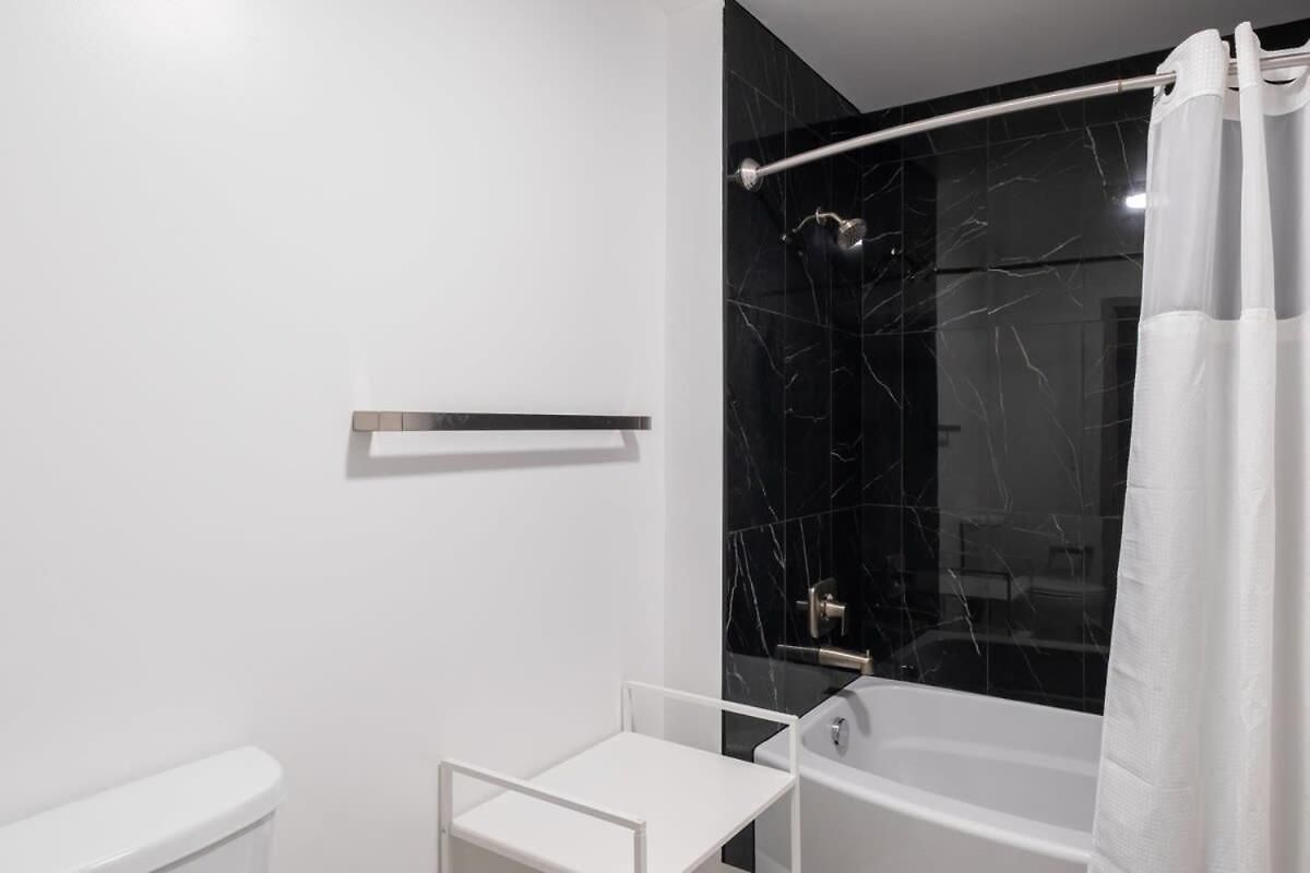 3br Modern Downtown With Gym & Office Apartment *