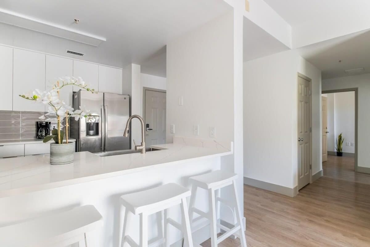 Apartment 3br Modern Downtown With Gym & Office *