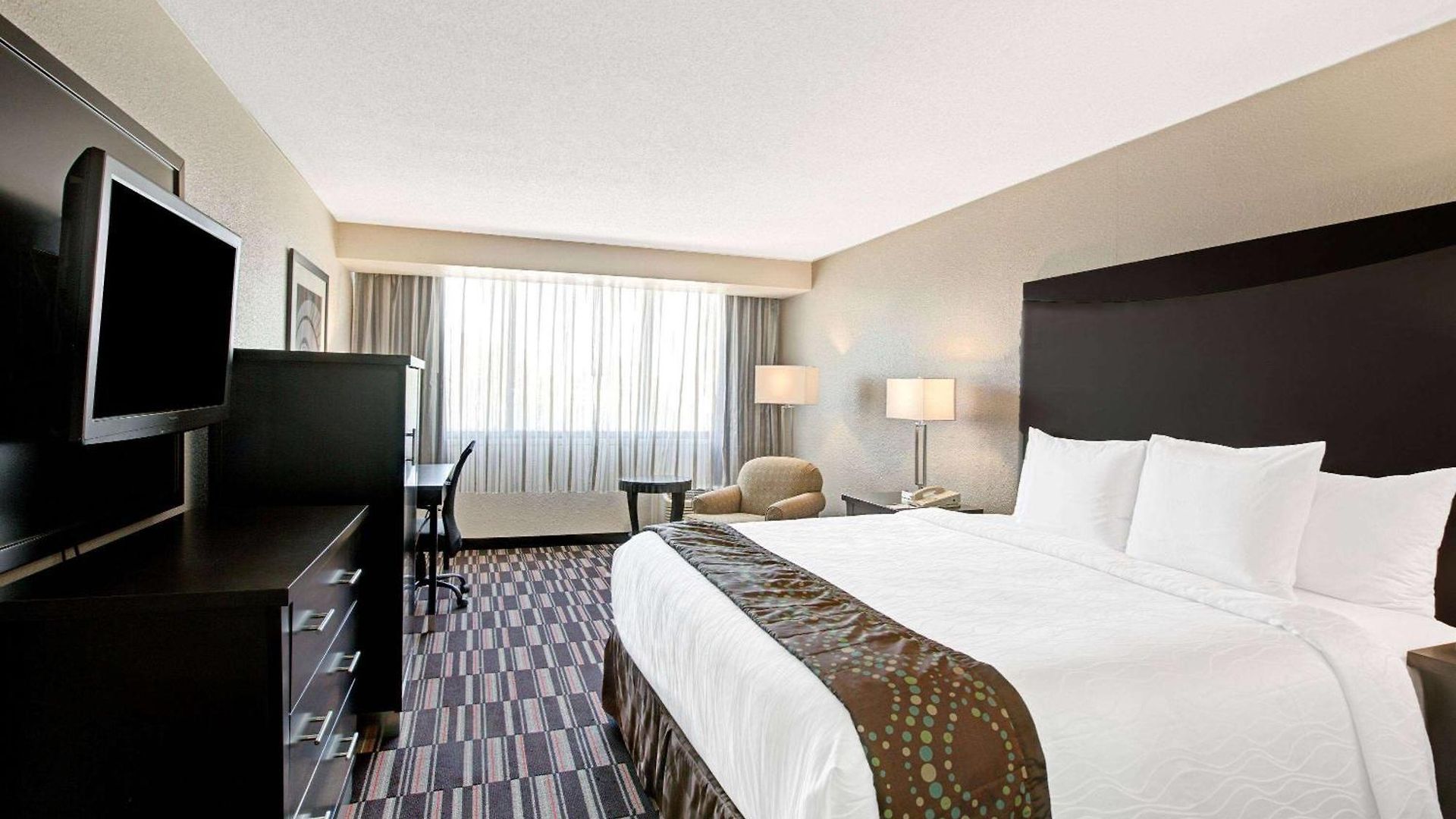 Hotel Ramada Plaza By Wyndham South End Airport 3*