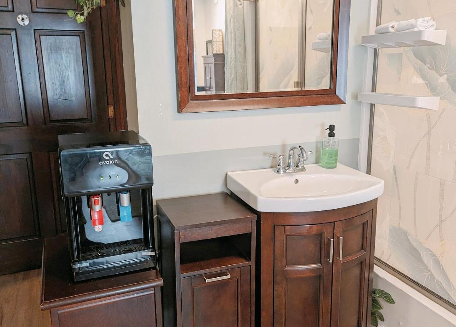 Uptown Area, Cozy King Suite, Quiet And Private, Free Parking, Walk To Restaurants Charlotte