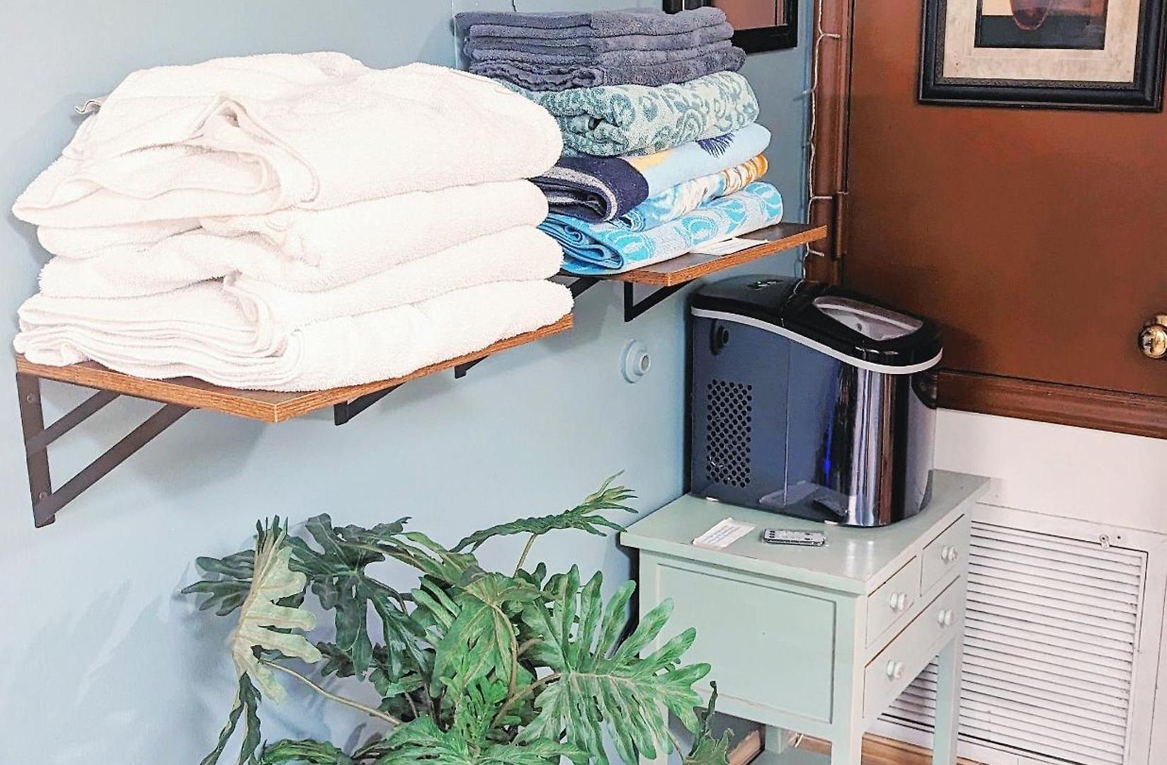 Uptown Area, Cozy King Suite, Quiet And Private, Free Parking, Walk To Restaurants