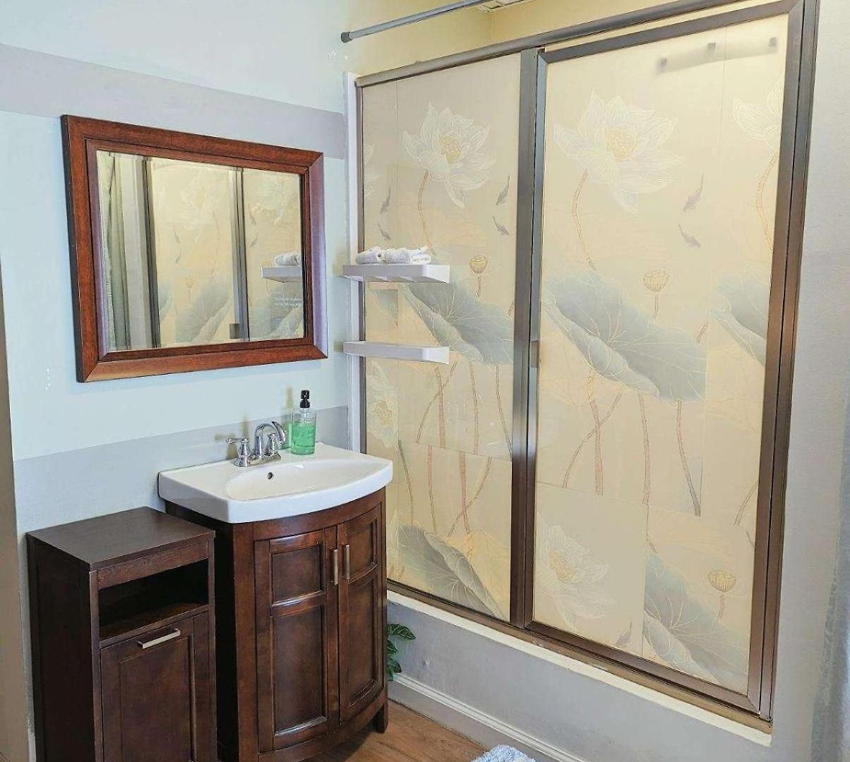 Uptown Area, Cozy King Suite, Quiet And Private, Free Parking, Walk To Restaurants
