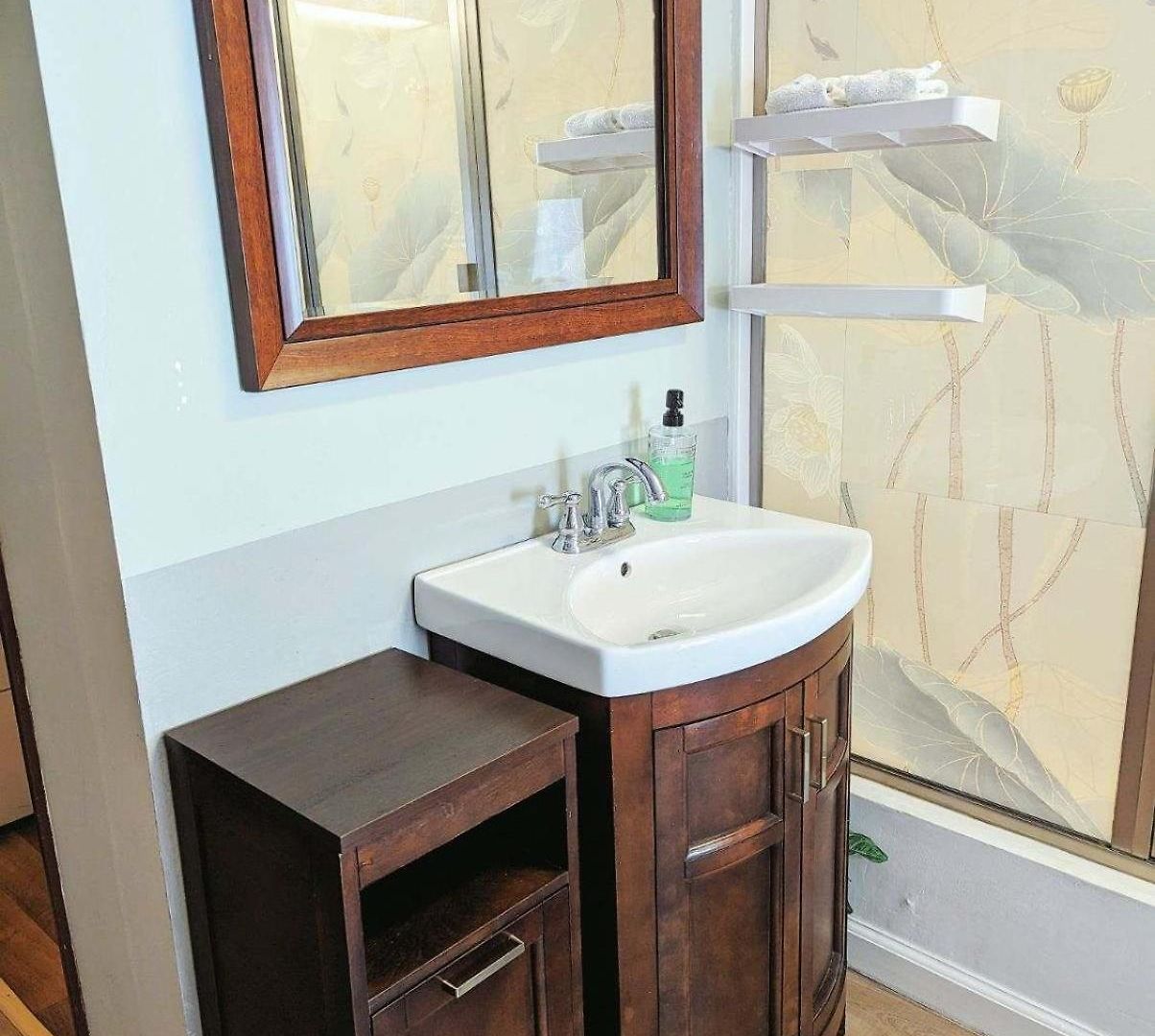 Uptown Area, Cozy King Suite, Quiet And Private, Free Parking, Walk To Restaurants