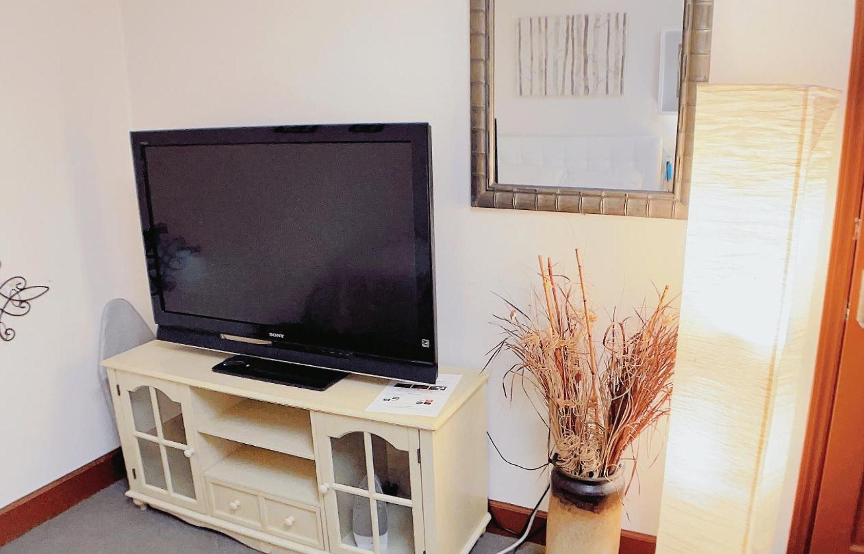 Uptown Area, Cozy King Suite, Quiet And Private, Free Parking, Walk To Restaurants