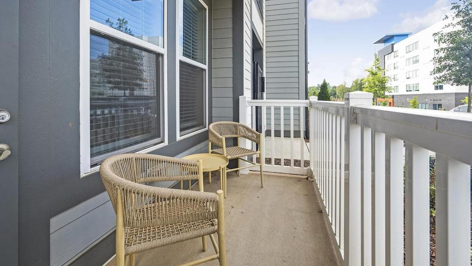 Apartment Landing Modern With Amazing Amenities