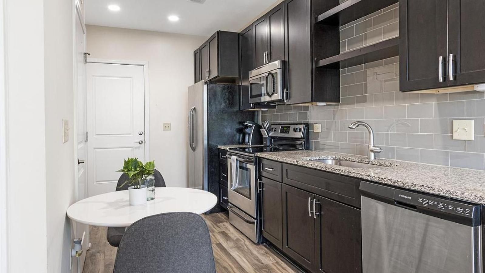 Landing Modern With Amazing Amenities Apartment