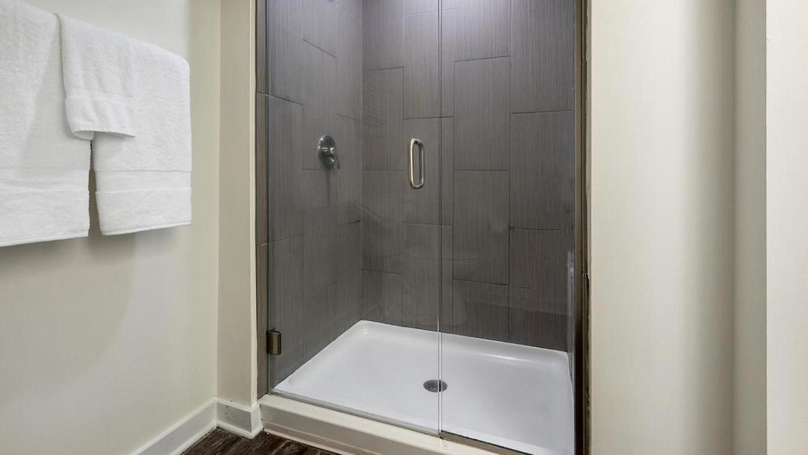 Apartment Landing Modern With Amazing Amenities *