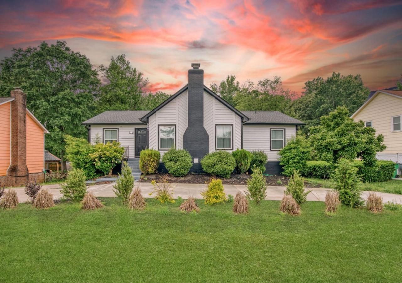 Stylish Near Uptown, Unc, Noda, Plaza-shamrock *