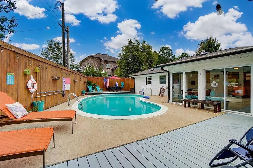 Poolside With Fire Pit Fun And King Holiday home