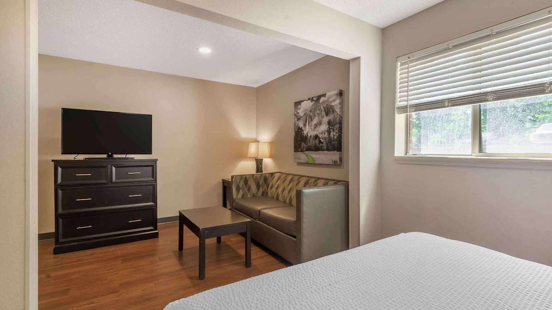 Extended America Select - - Place - E Mccullough Dr 2*