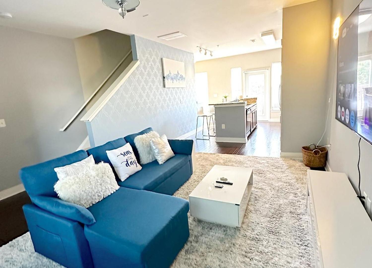 Modern Townhouse - 1 Min To Uptown Clt - Walk To Restaurants Holiday home