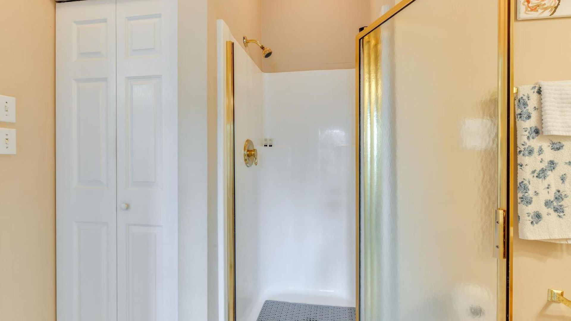 Charming W/ Balcony, 1 Mi To Unc Charlotte! Holiday home Charlotte
