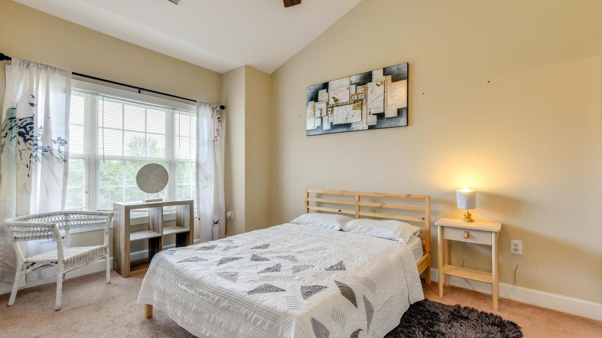 Charming W/ Balcony, 1 Mi To Unc Charlotte! *