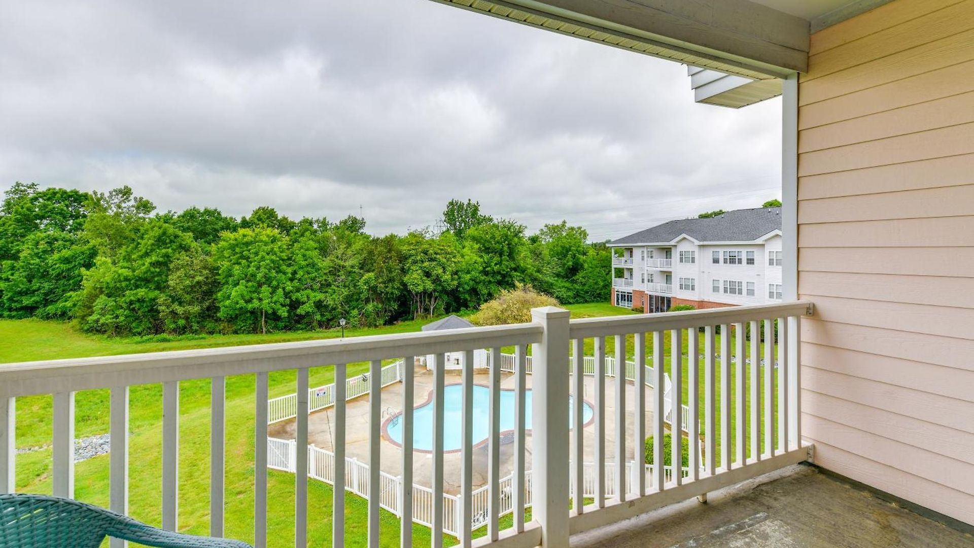 Charming W/ Balcony, 1 Mi To Unc Charlotte! *
