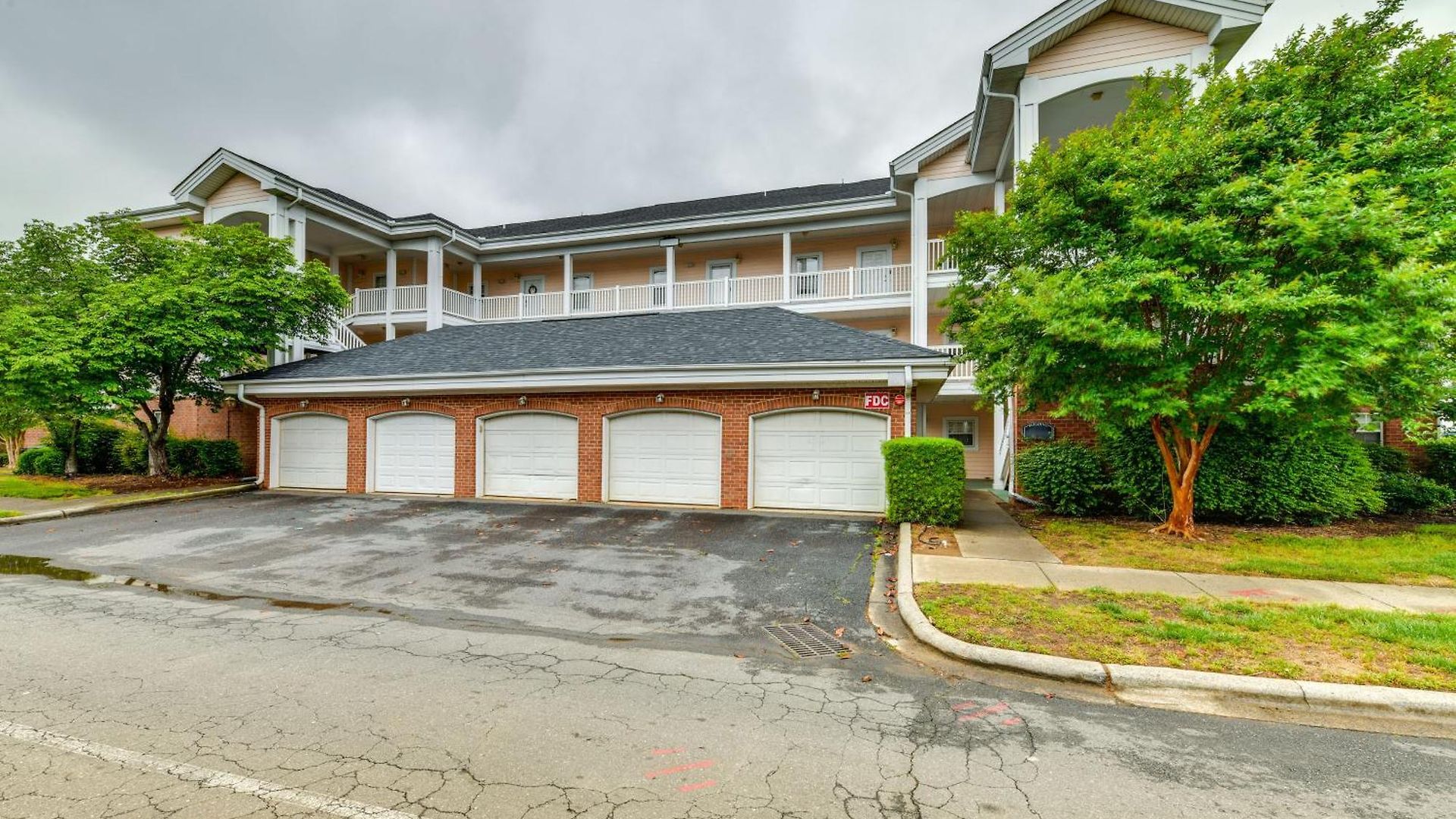 Charming W/ Balcony, 1 Mi To Unc Charlotte! Holiday home *