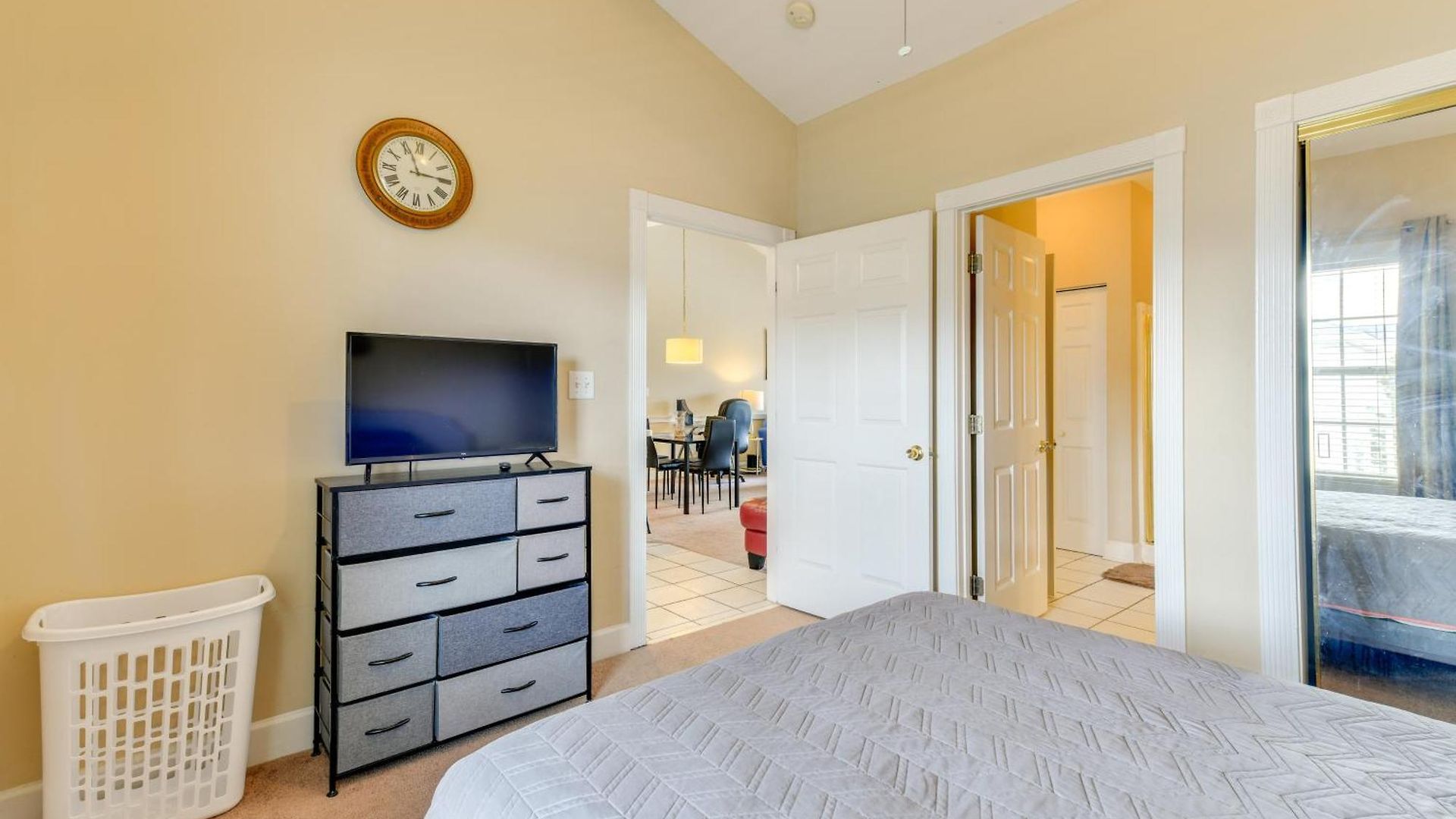 Holiday home Charming W/ Balcony, 1 Mi To Unc Charlotte! *