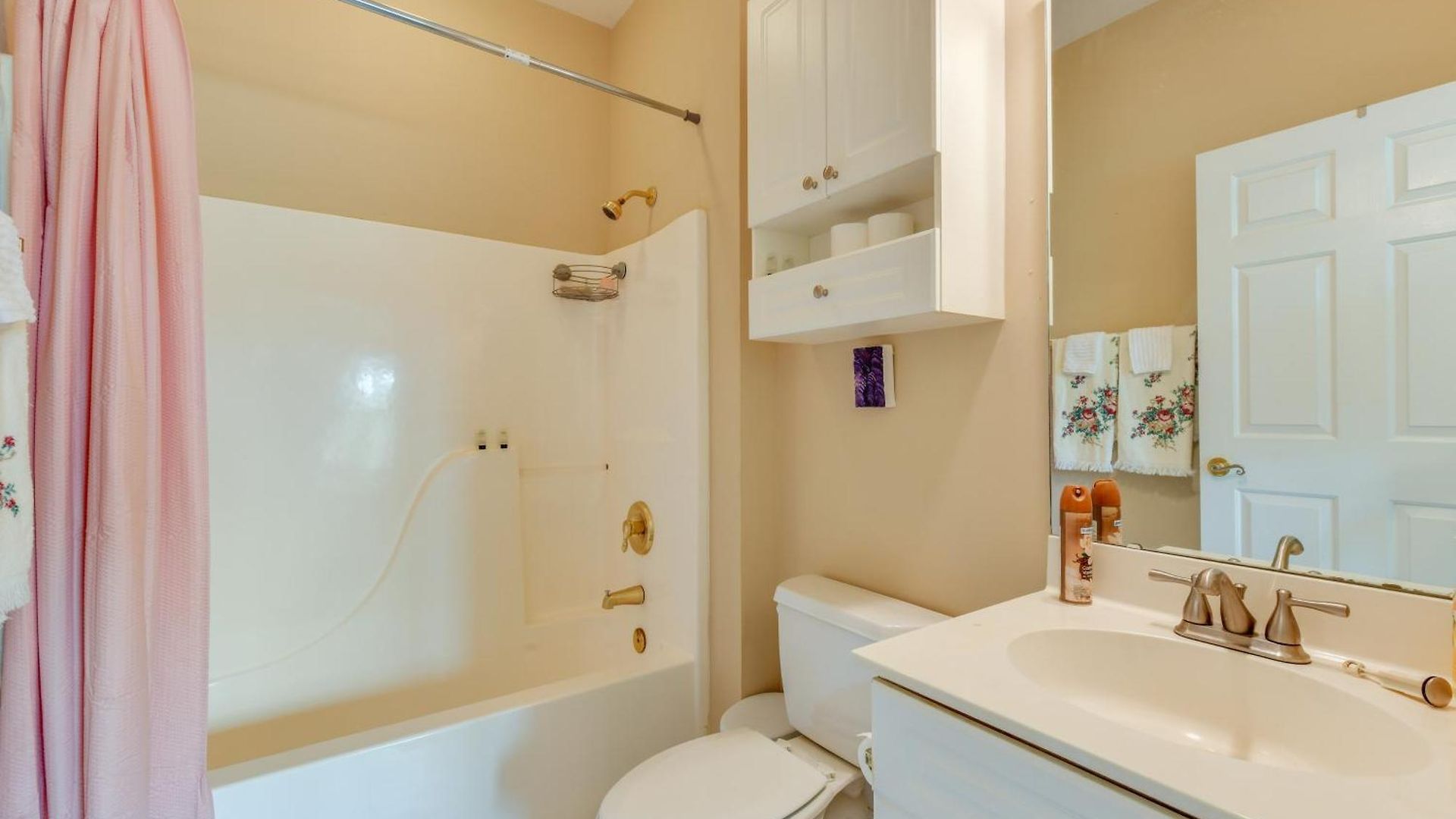 Charming W/ Balcony, 1 Mi To Unc Charlotte! Charlotte