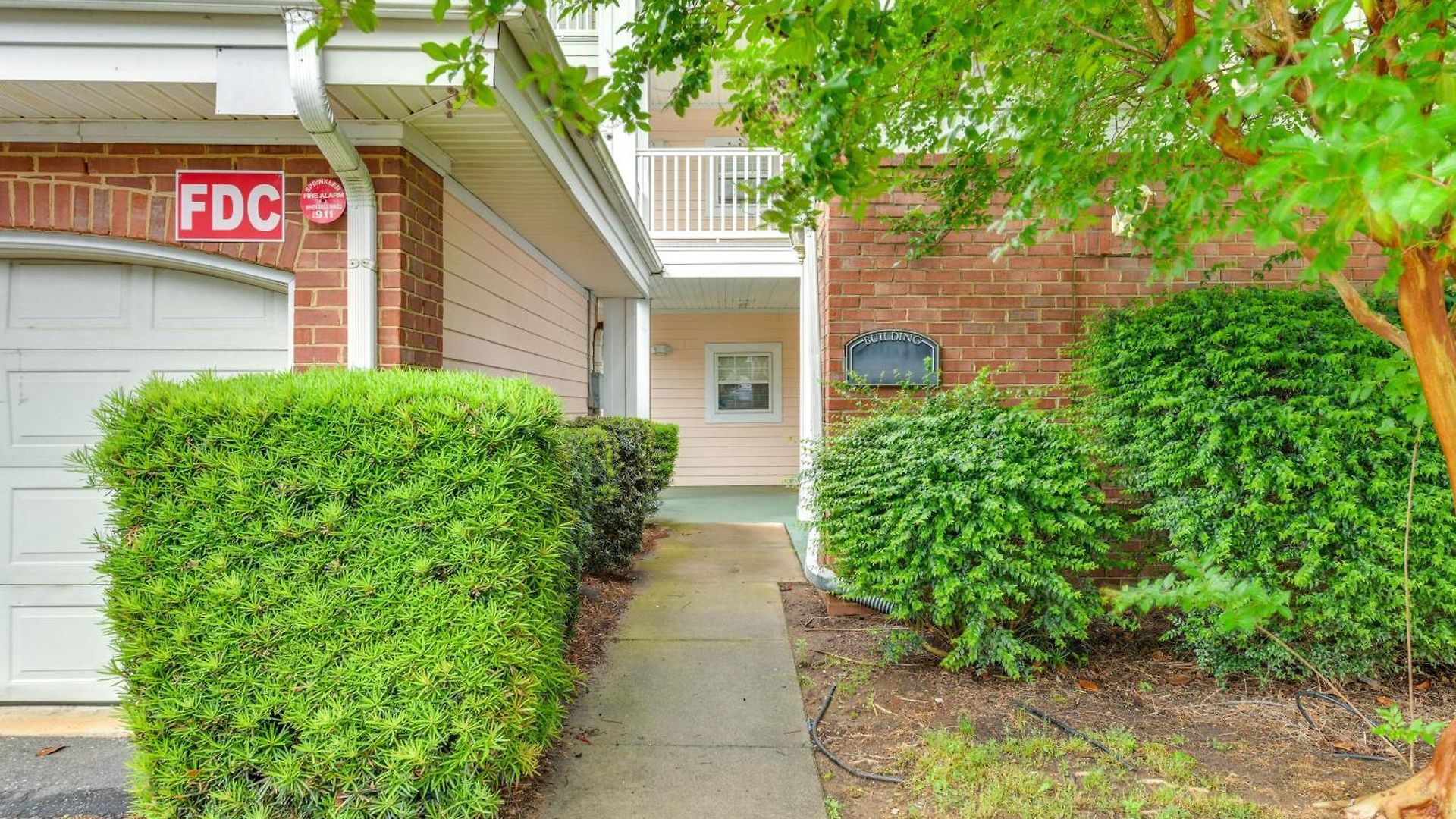 Charming W/ Balcony, 1 Mi To Unc Charlotte! * Charlotte
