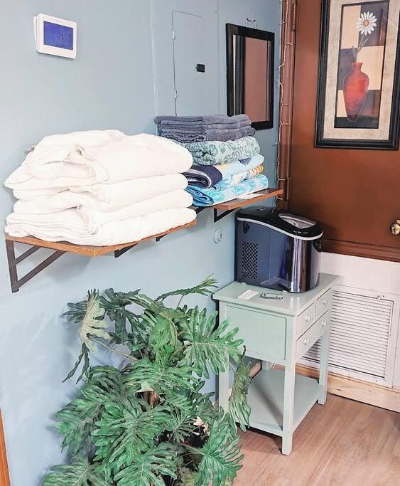 Walkable Uptown Area, King Suite, Quiet And Private Apartment *