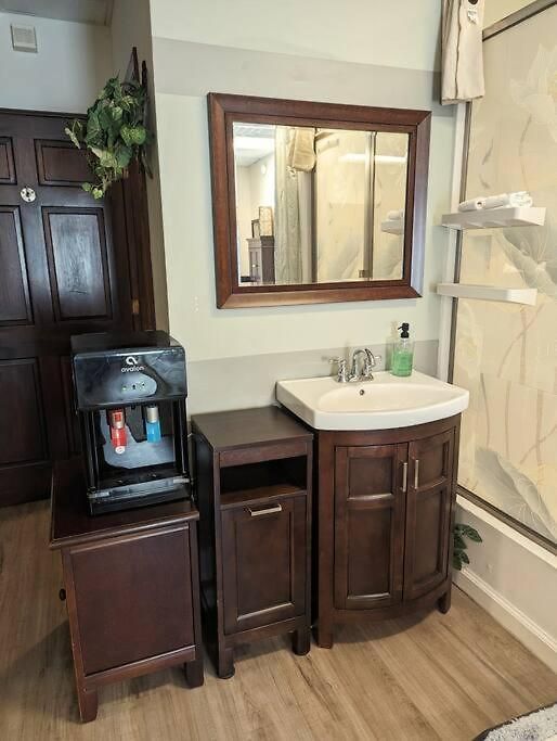 Walkable Uptown Area, King Suite, Quiet And Private Charlotte