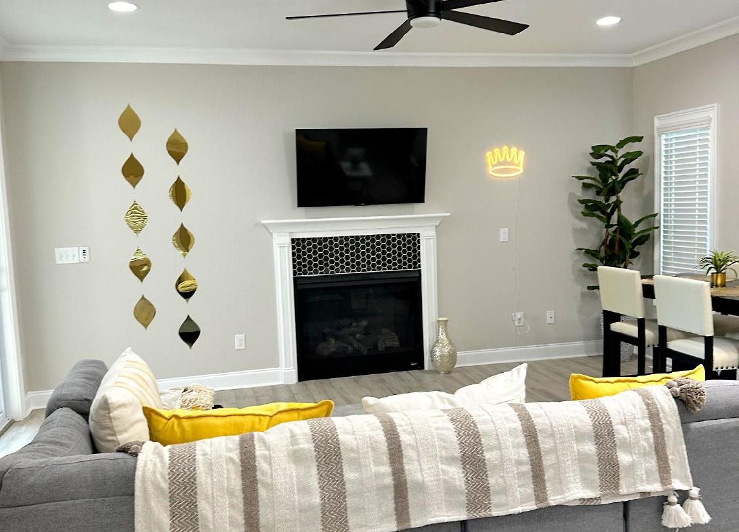 New Charming 3bd Townhome With Wifi - 9 Min To Uptown Holiday home *