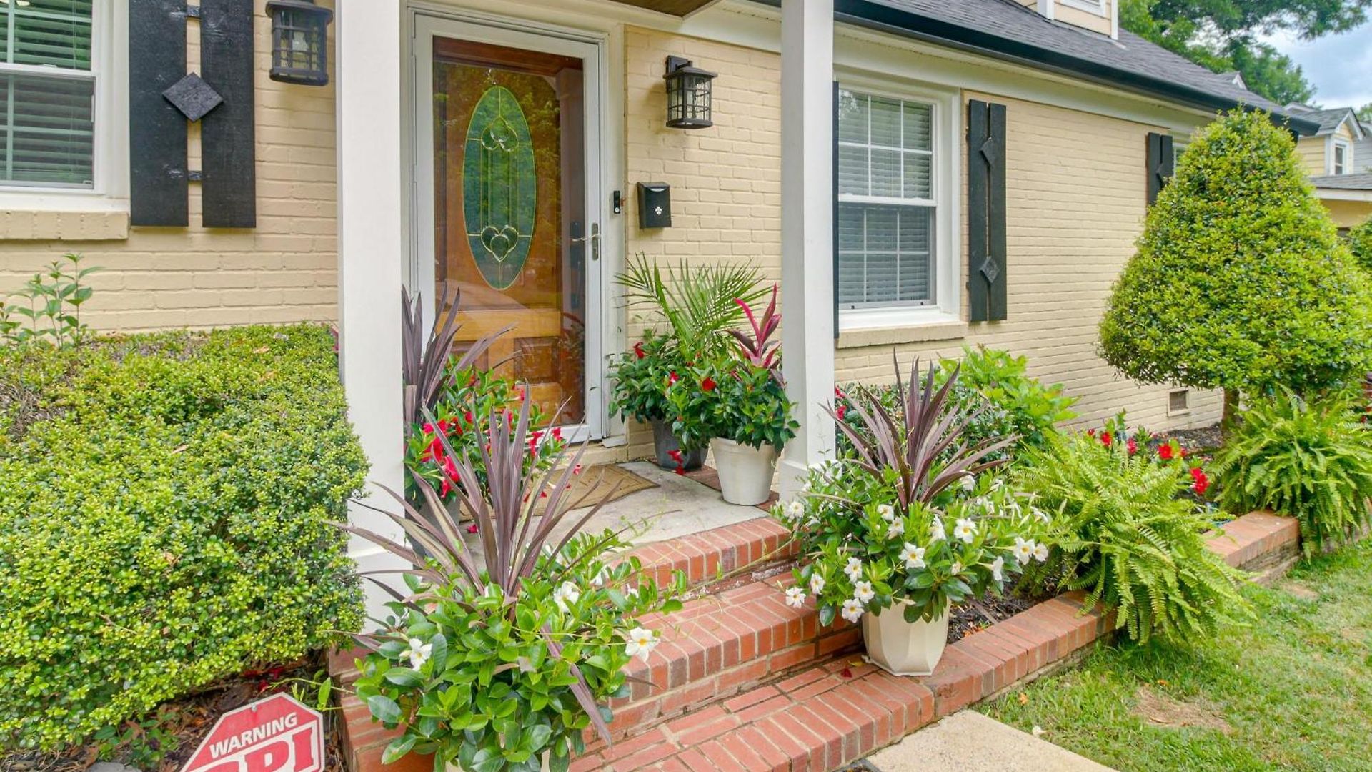 Holiday home W/ Yard - Near Spectrum Center!