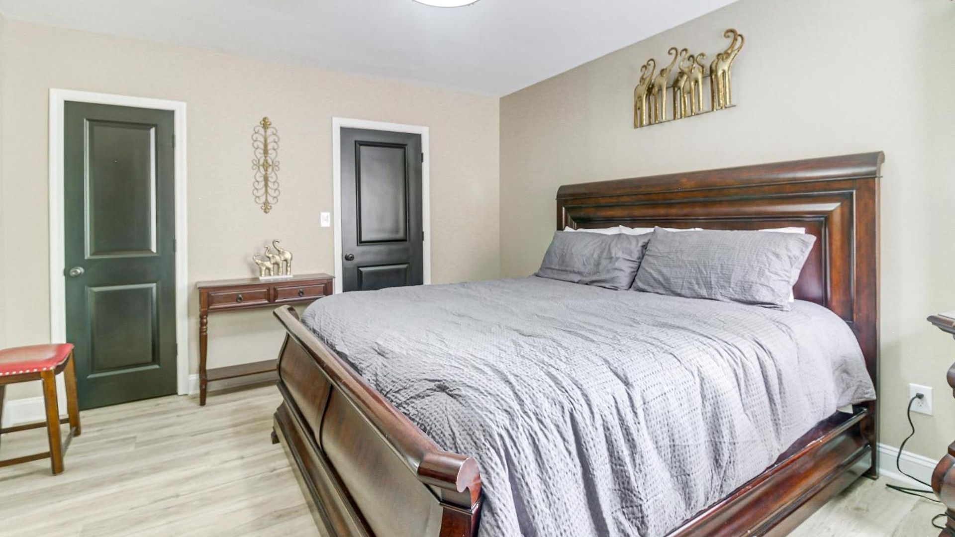 Holiday home W/ Yard - Near Spectrum Center! *