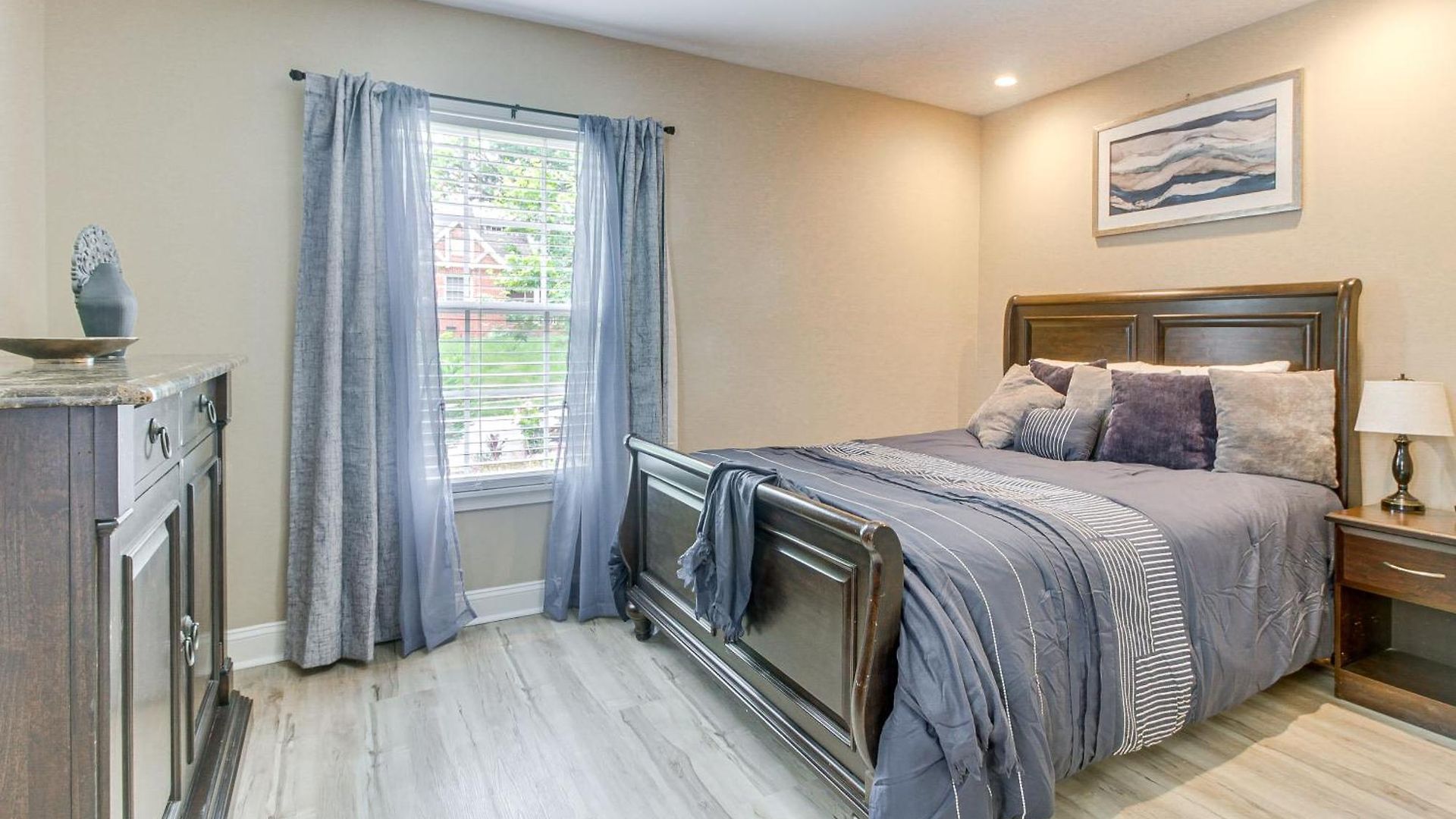 W/ Yard - Near Spectrum Center! Holiday home *
