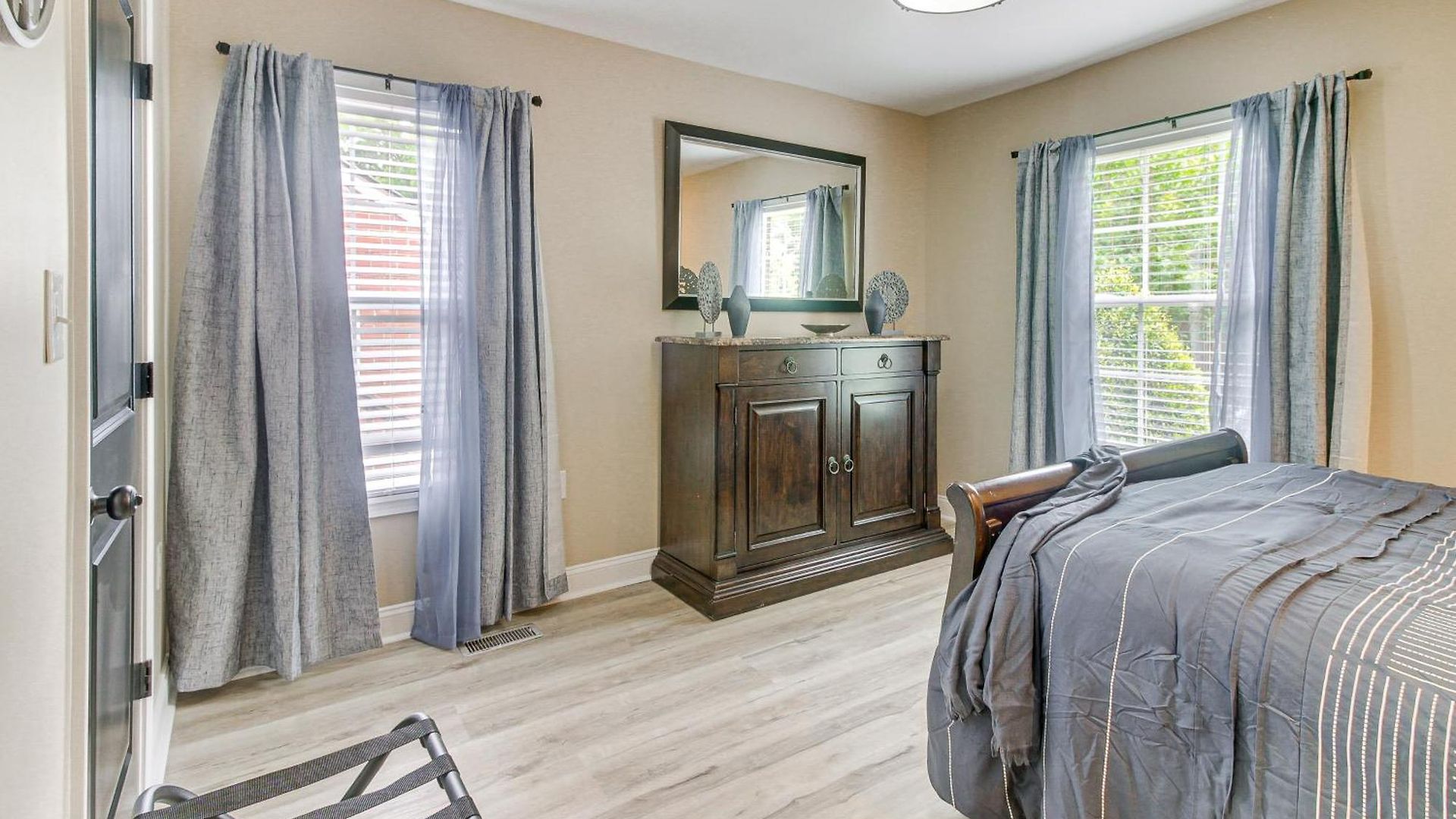 W/ Yard - Near Spectrum Center! Holiday home *