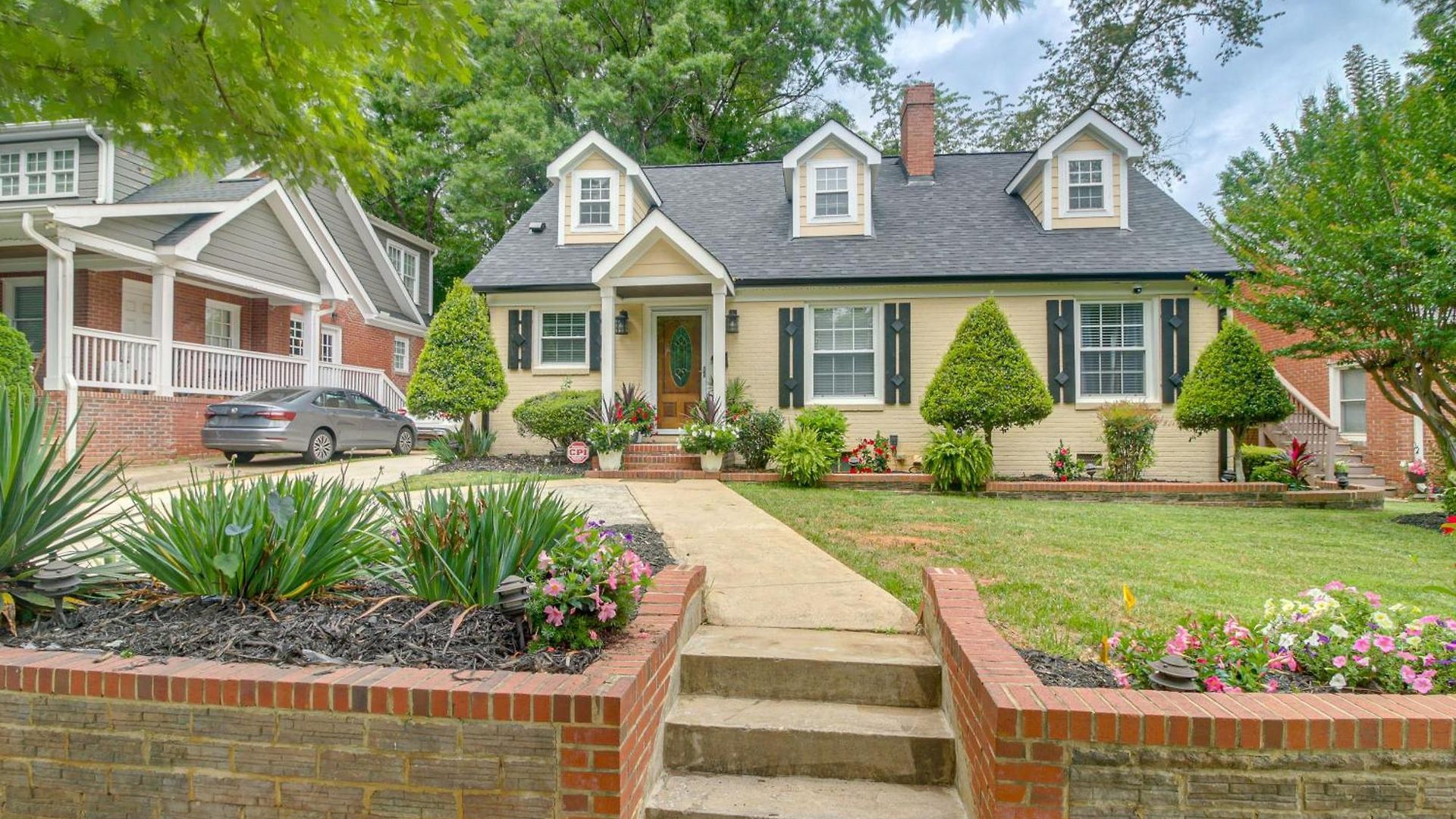 W/ Yard - Near Spectrum Center! *