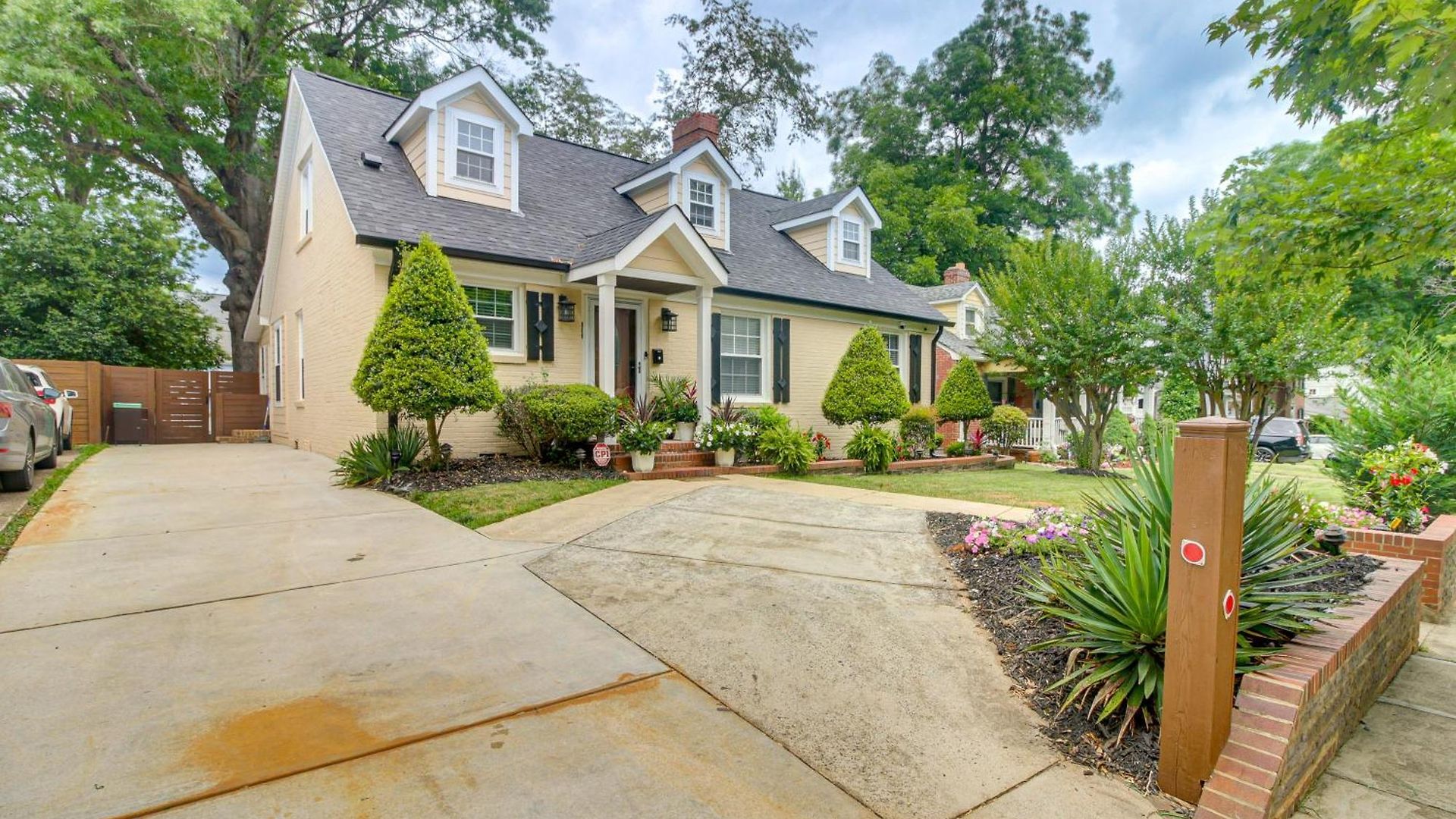 W/ Yard - Near Spectrum Center! Holiday home