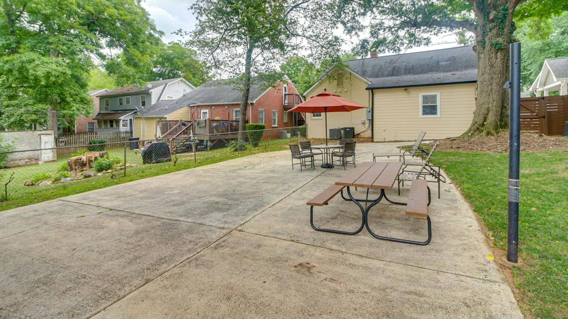 Holiday home W/ Yard - Near Spectrum Center! *
