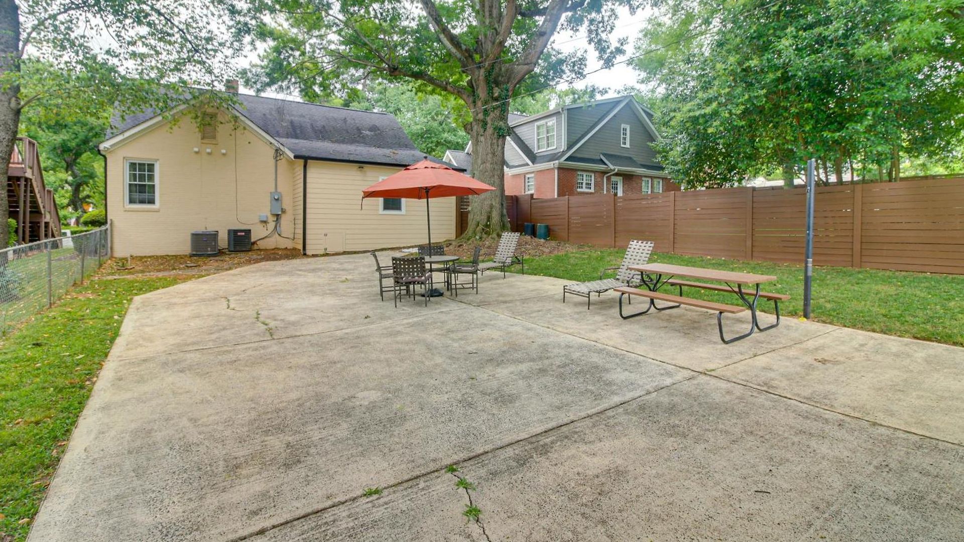 W/ Yard - Near Spectrum Center! Holiday home Charlotte