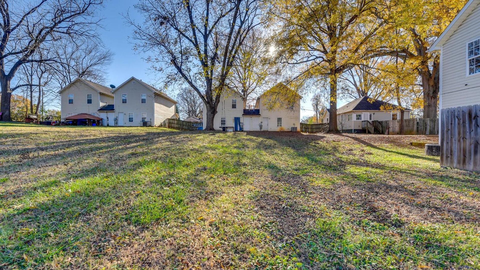 Uptown Townhome W/ Patio & Yard! Holiday home